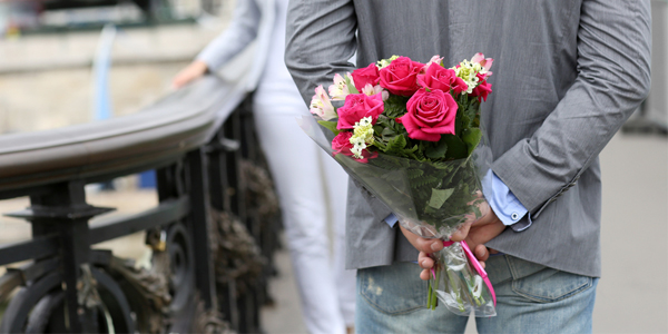 女性に花束をプレゼントする男性