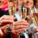 女性たちがワイングラスで乾杯