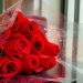 テーブルに置かれた赤いバラの花束