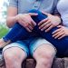 パパ活アプリで出会った女性の膝を抱える-アイキャッチ画像