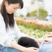 公園で膝枕をするカップル